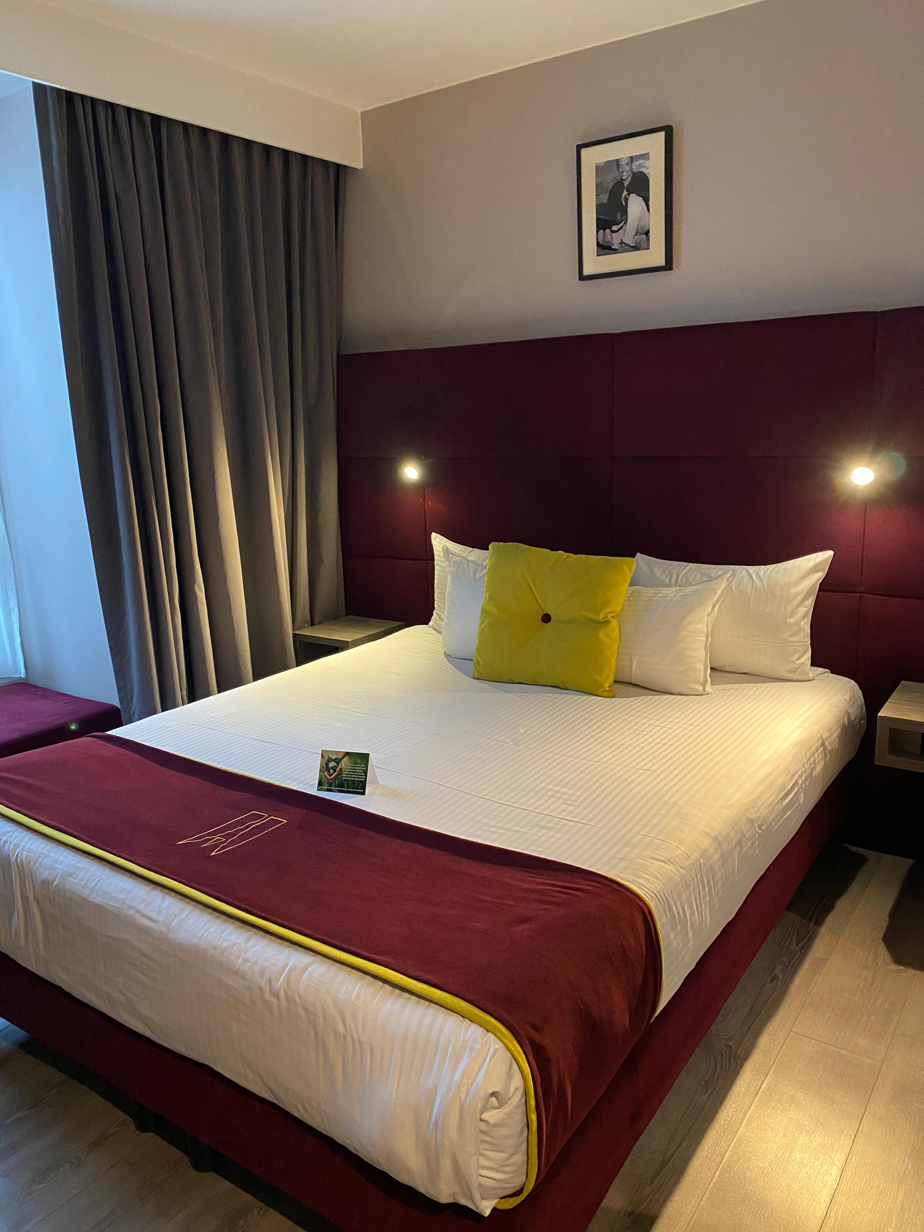 pas beaucoup de place autour du lit 