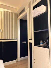 Tiene un mini bar y servicio de tetera.