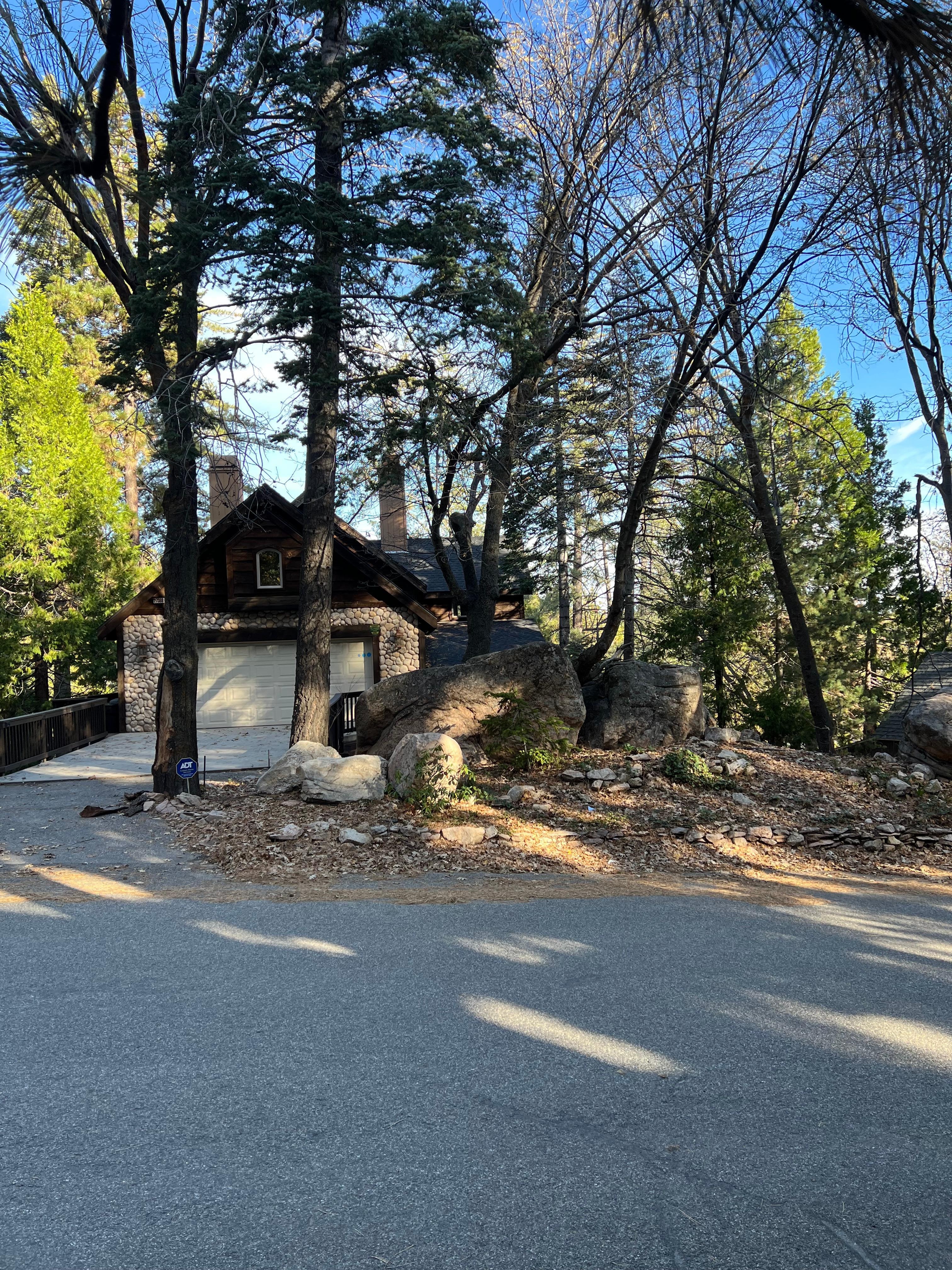 Front area before the driveway 