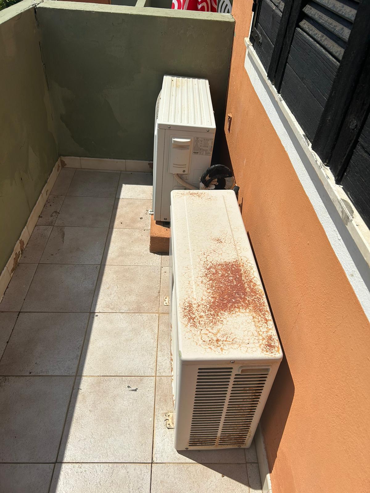 Moteurs de clim.pas aux normes sur le balcon et horriblement bruyants