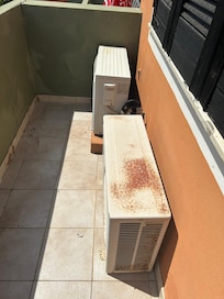 Moteurs de clim.pas aux normes sur le balcon et horriblement bruyants