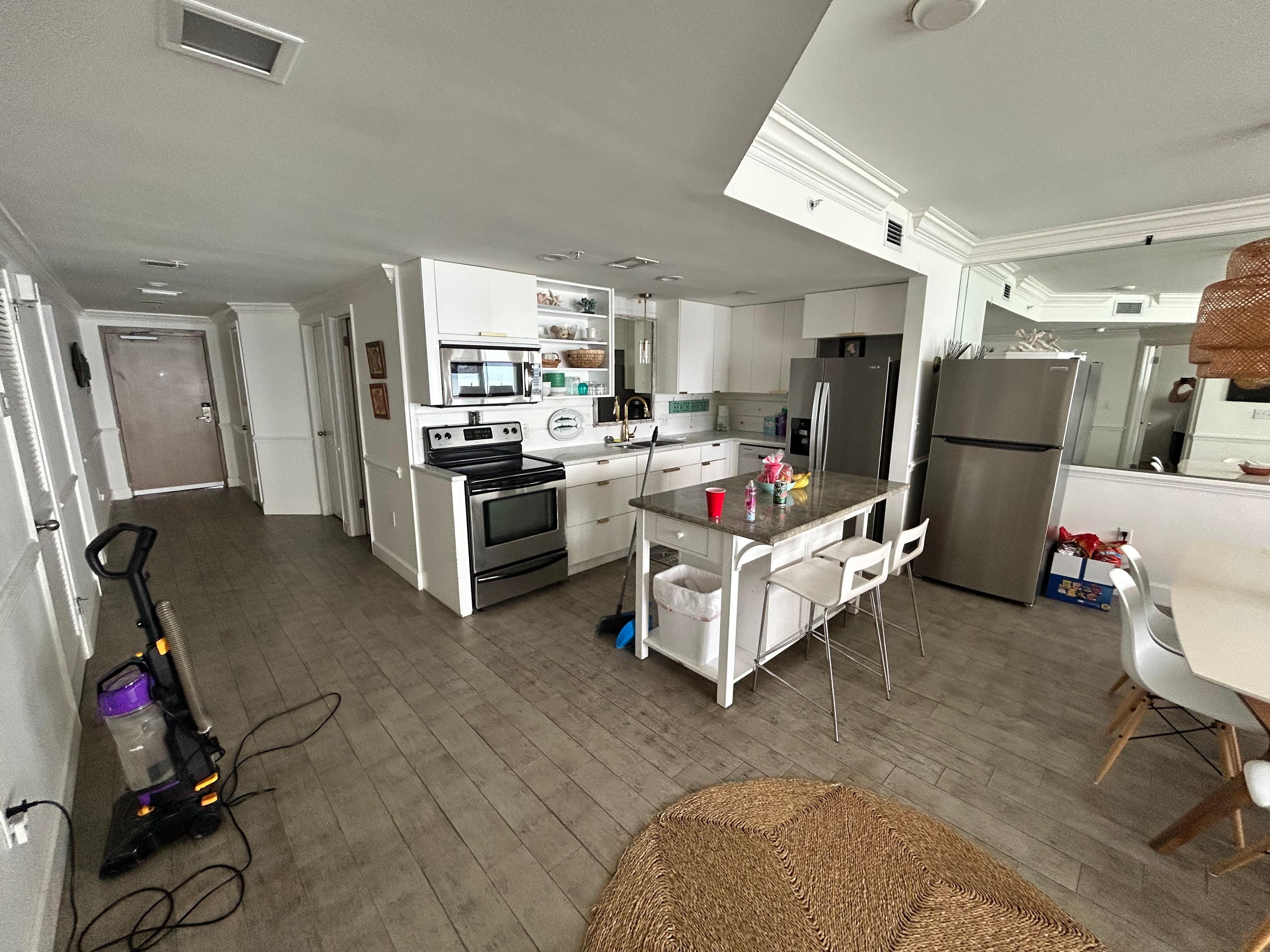 Dining and kitchen. Left fridge didn’t work, moral support for the one on the right.