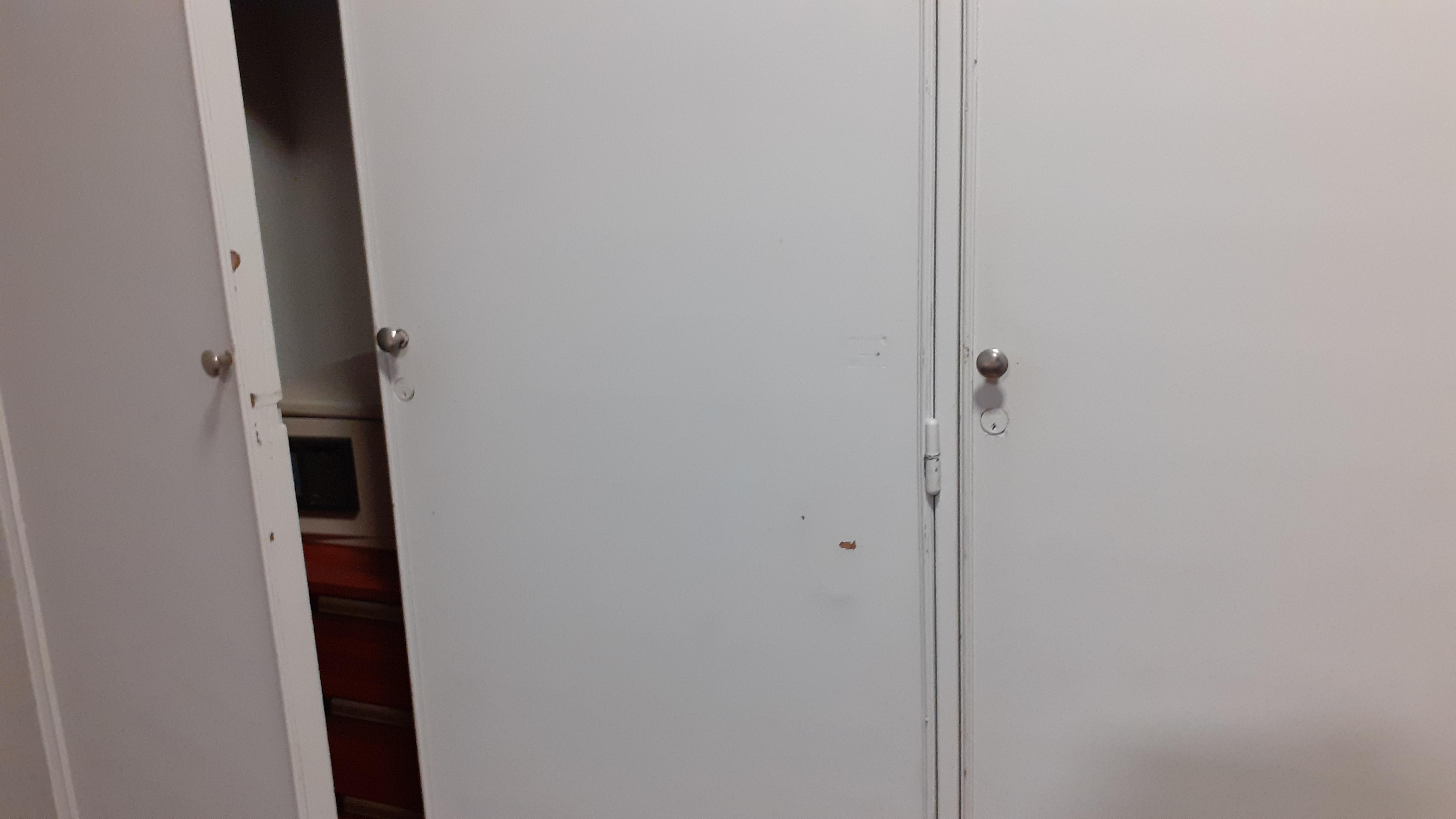 Armário descascado e com manchas