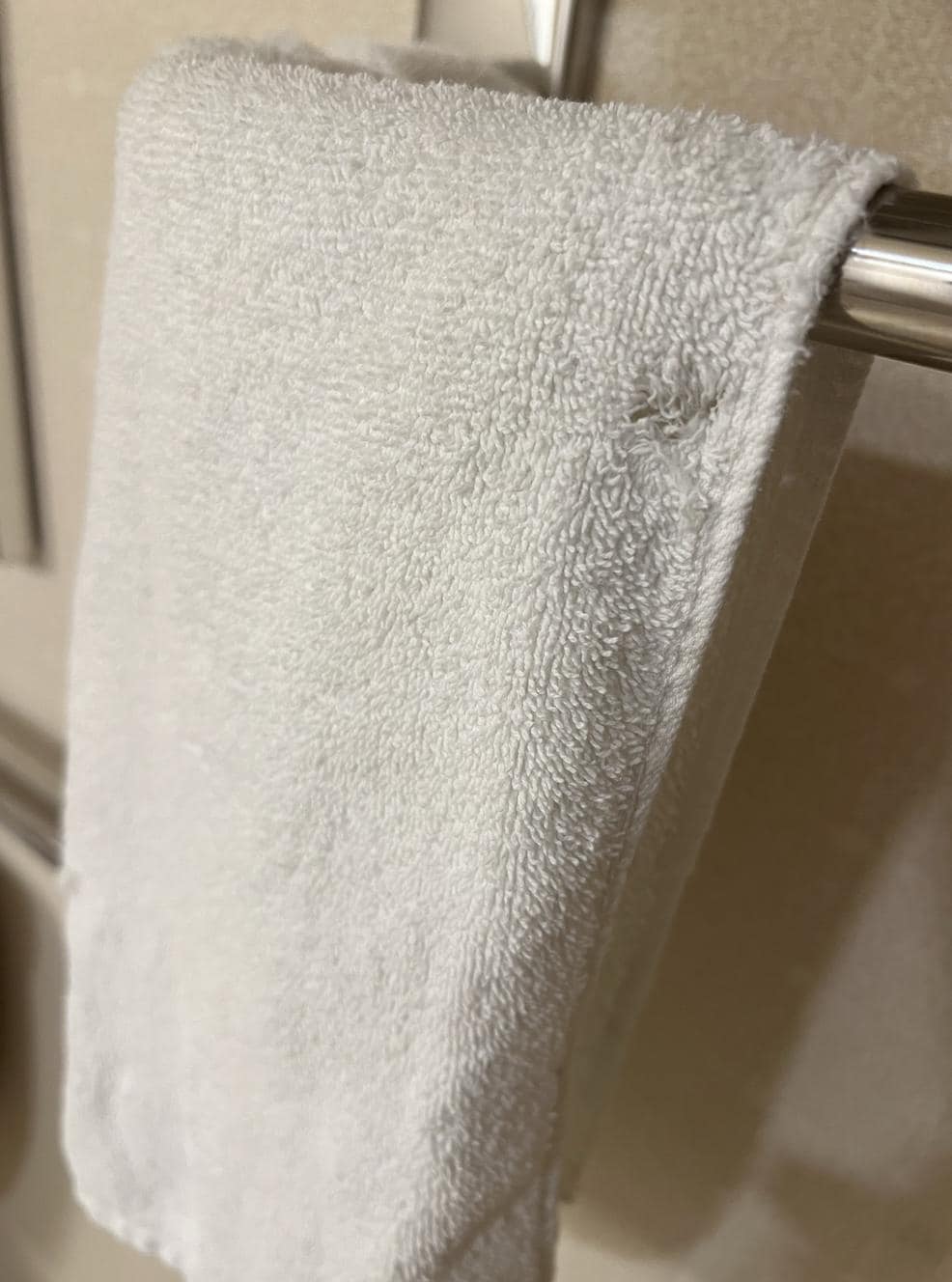 穴のあいたタオルです。