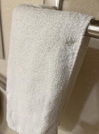 穴のあいたタオルです。