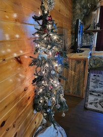 We were greeted by this adorable Christmas tree!