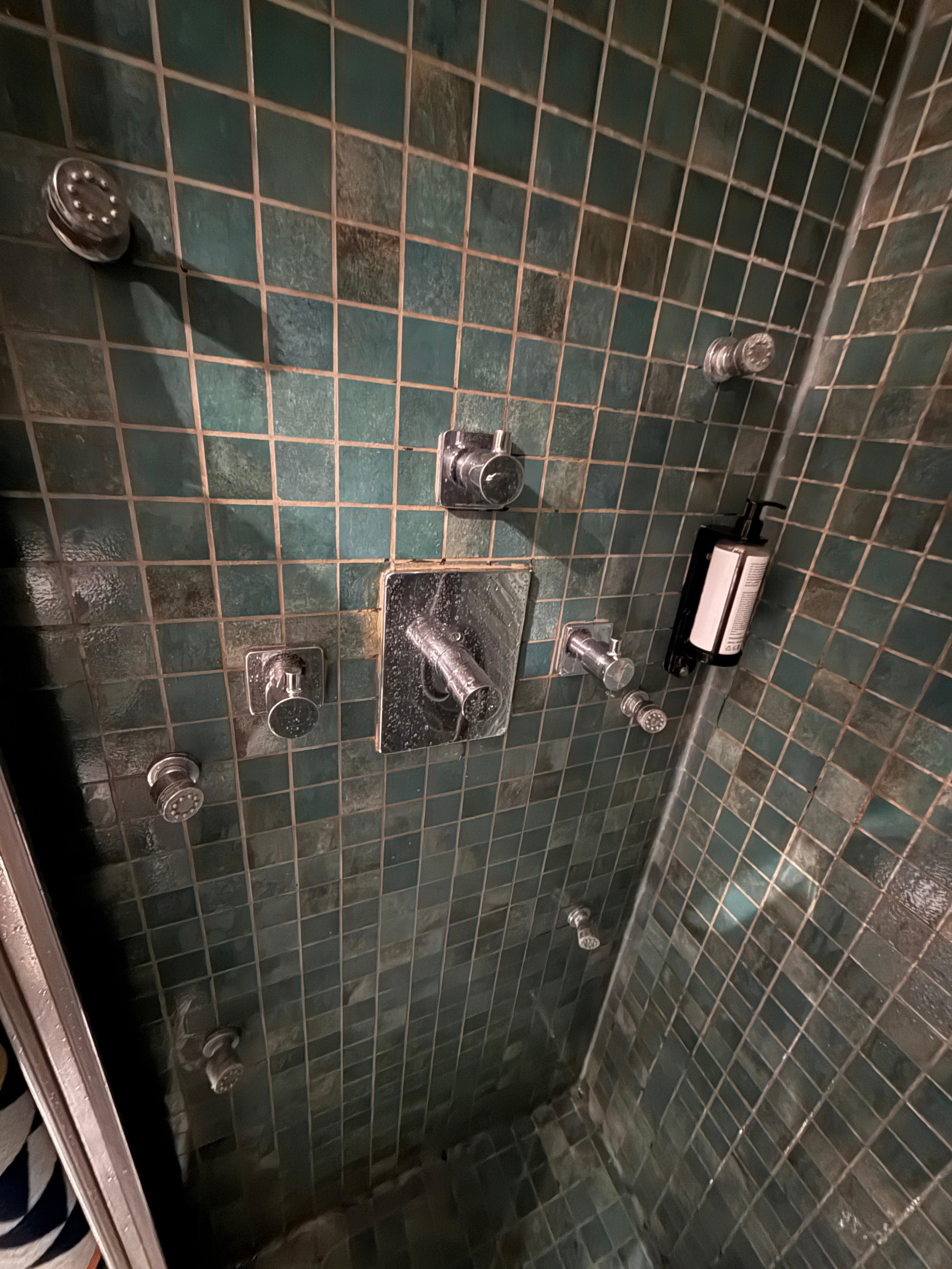 An ingenious shower - prevents splashing into the room.