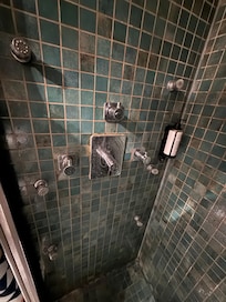 An ingenious shower - prevents splashing into the room.