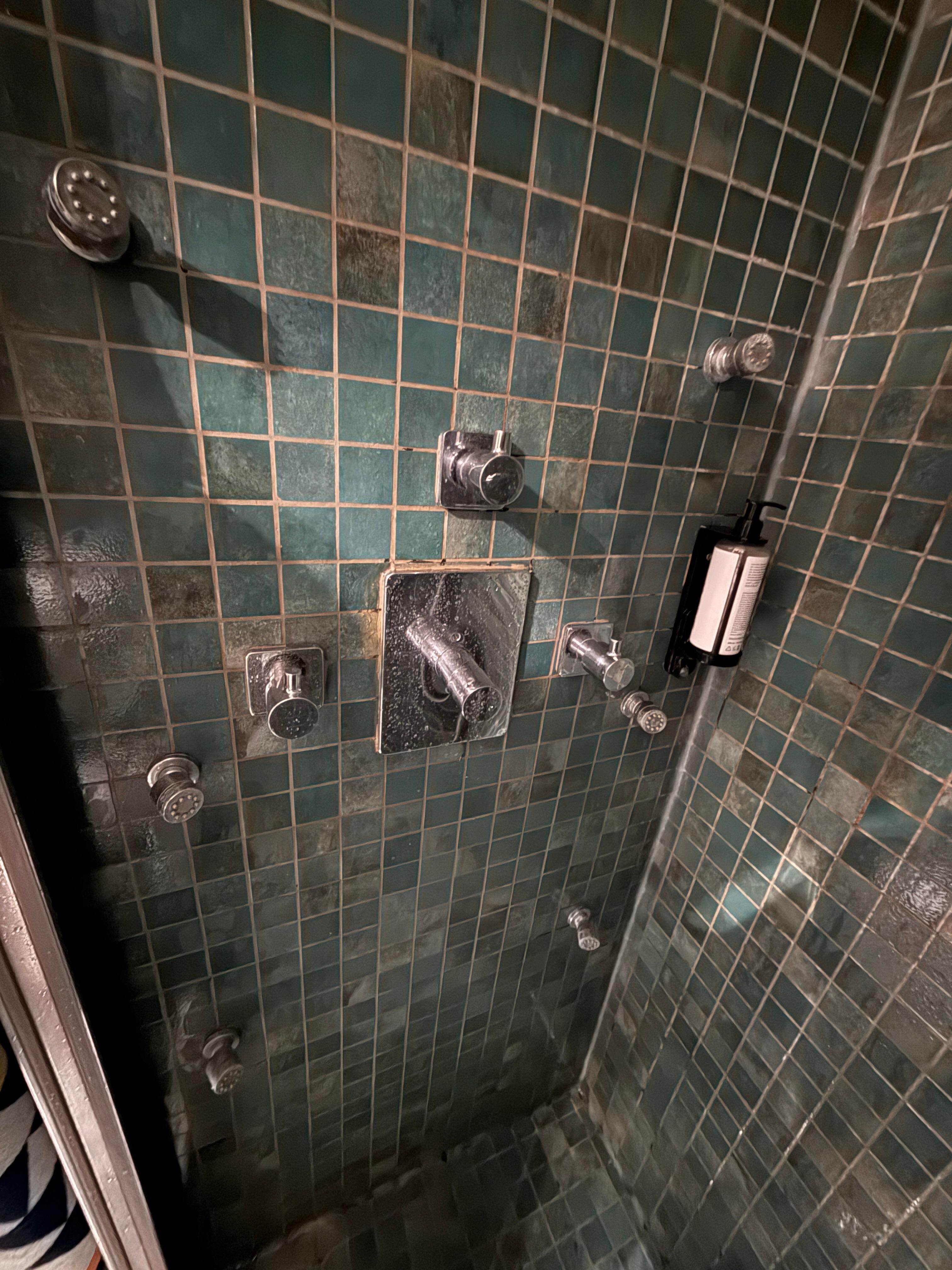 An ingenious shower - prevents splashing into the room.