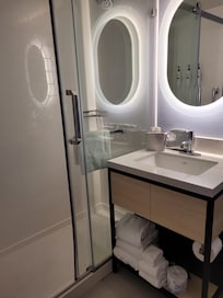 Very nice bathroom, and a great shower 🚿