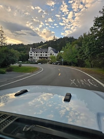 The drive up to the Inn