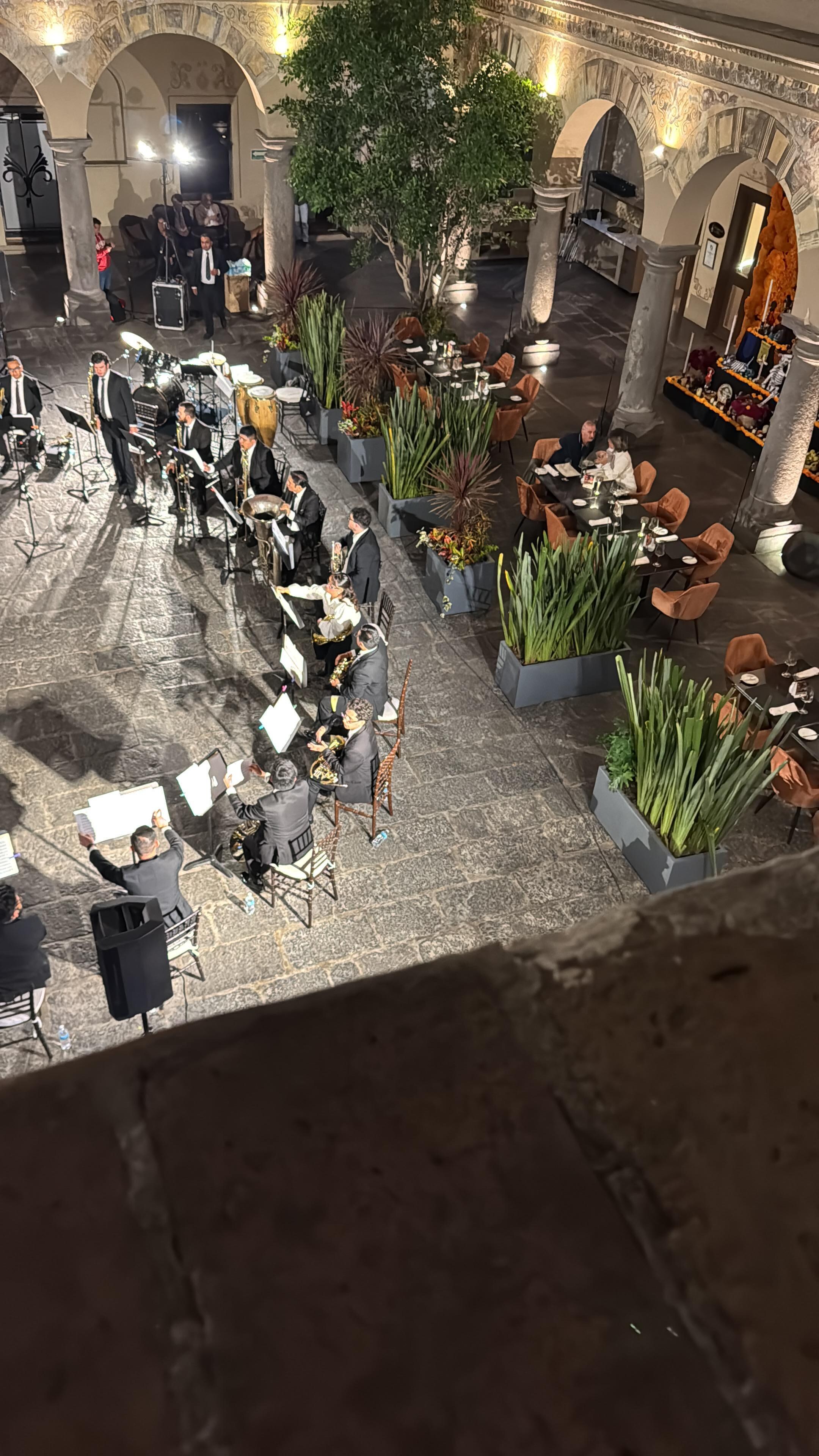 Disfrutando de un concierto en el patio principal.