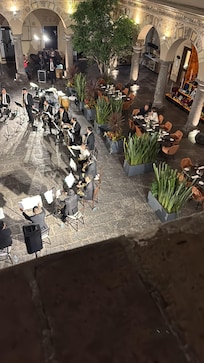 Disfrutando de un concierto en el patio principal.