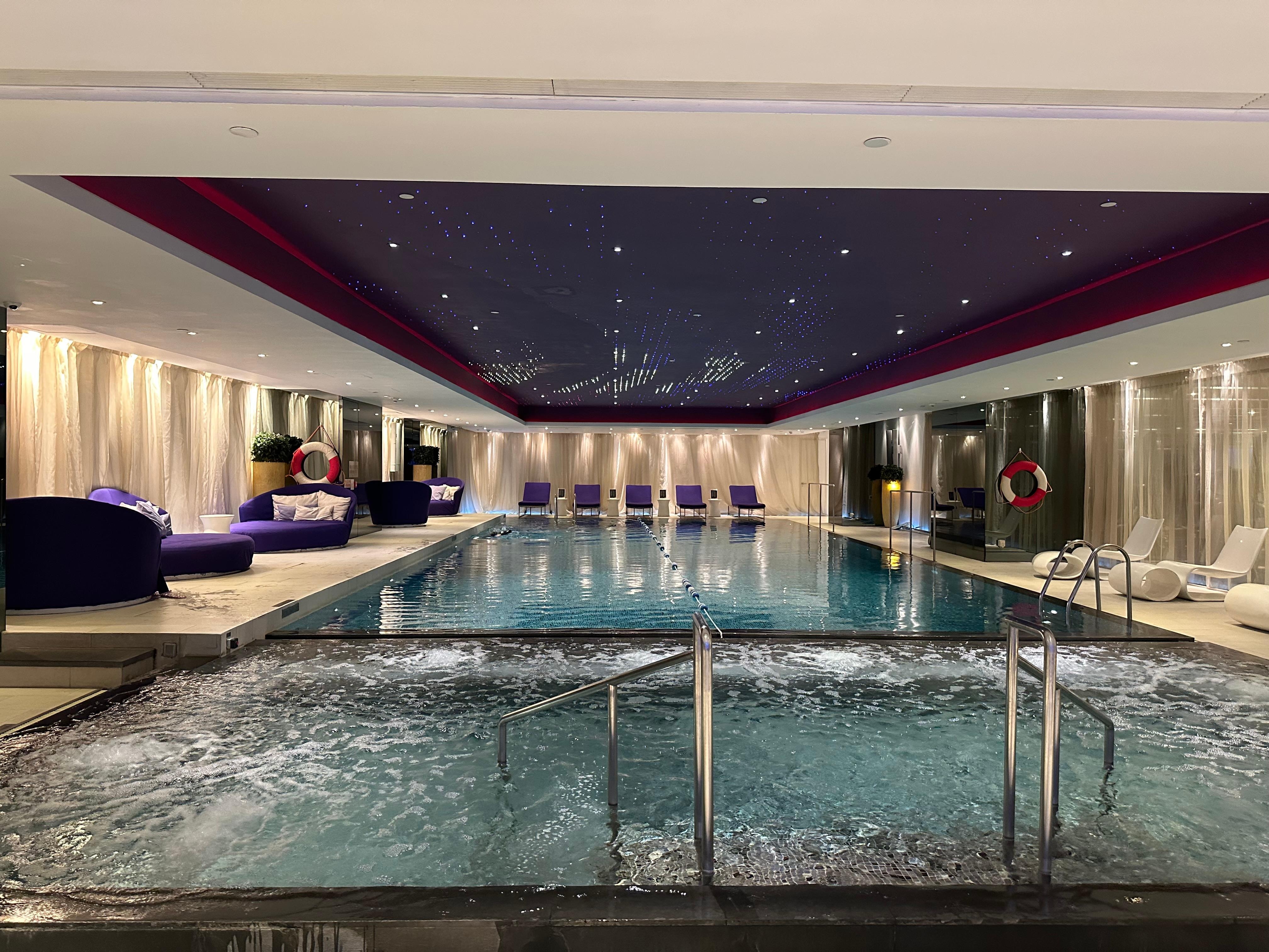 Hyvänkokoinen uima-allas