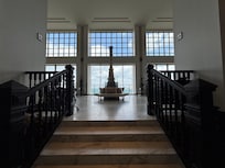 호텔 로비 계단