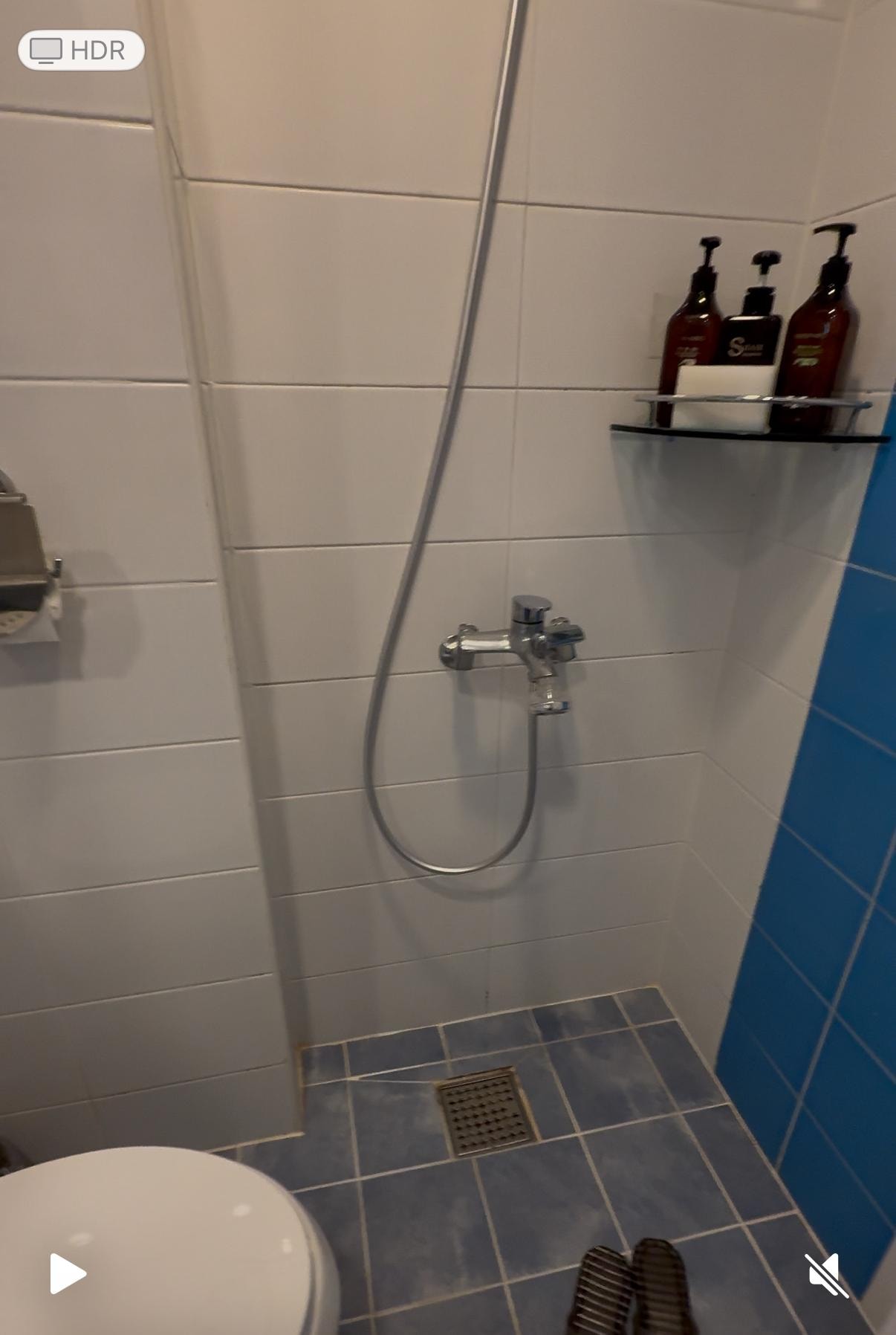 Great water pressure, but no curtain. Water ended up in front of the bed. 