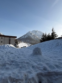 Vue sur le mont Janus de la terrasse.