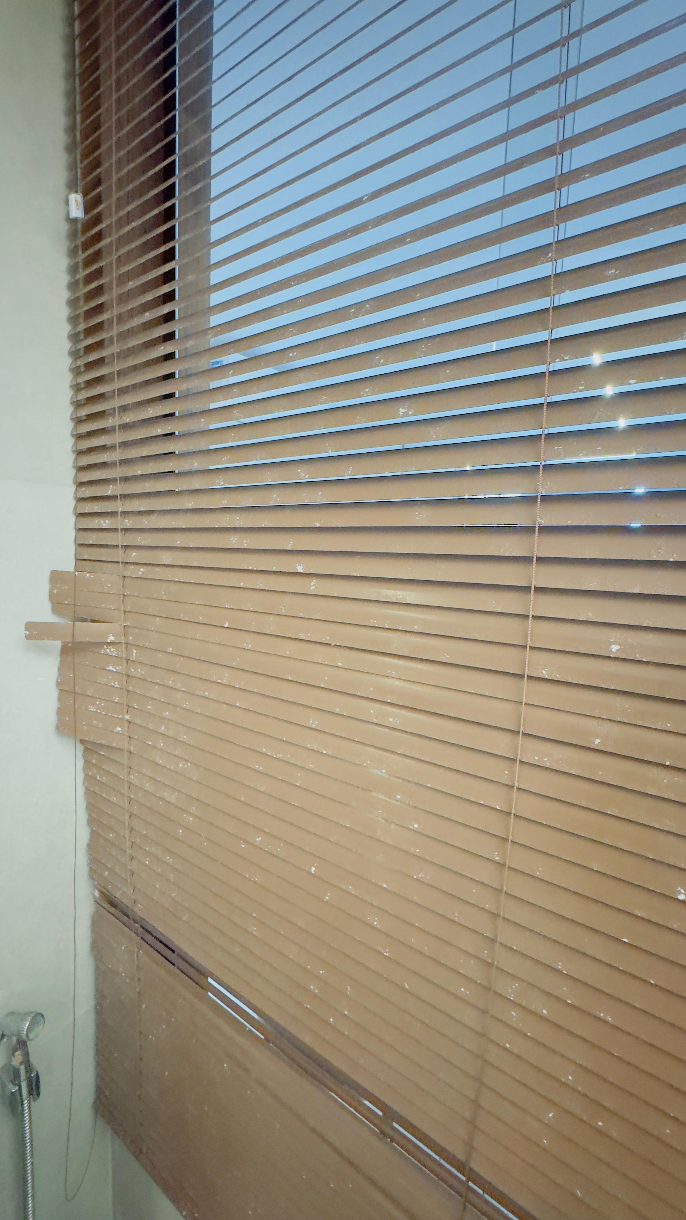 Persiana do quarto suja e quebrada