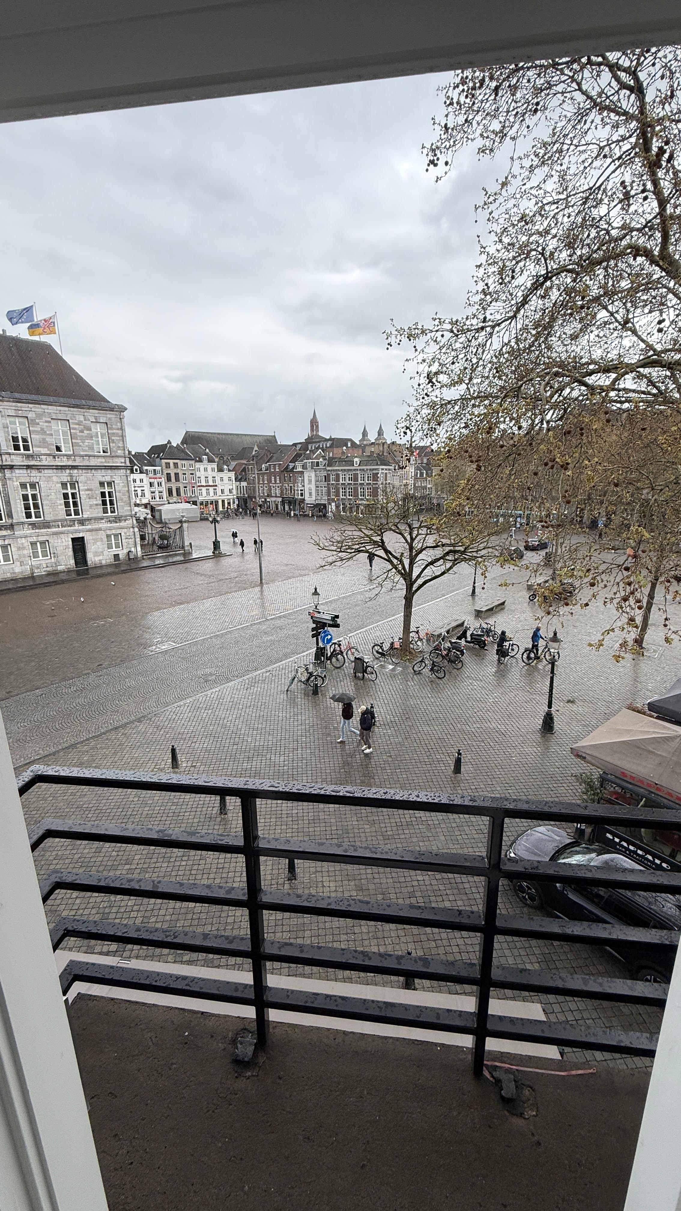 Perfekte Lage - Blick aus dem Zimmer direkt auf den Markt.