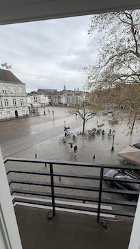 Perfekte Lage - Blick aus dem Zimmer direkt auf den Markt.