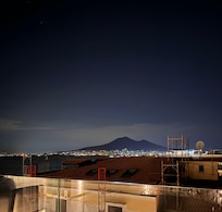 Utsikten från takterrassen vid midnatt