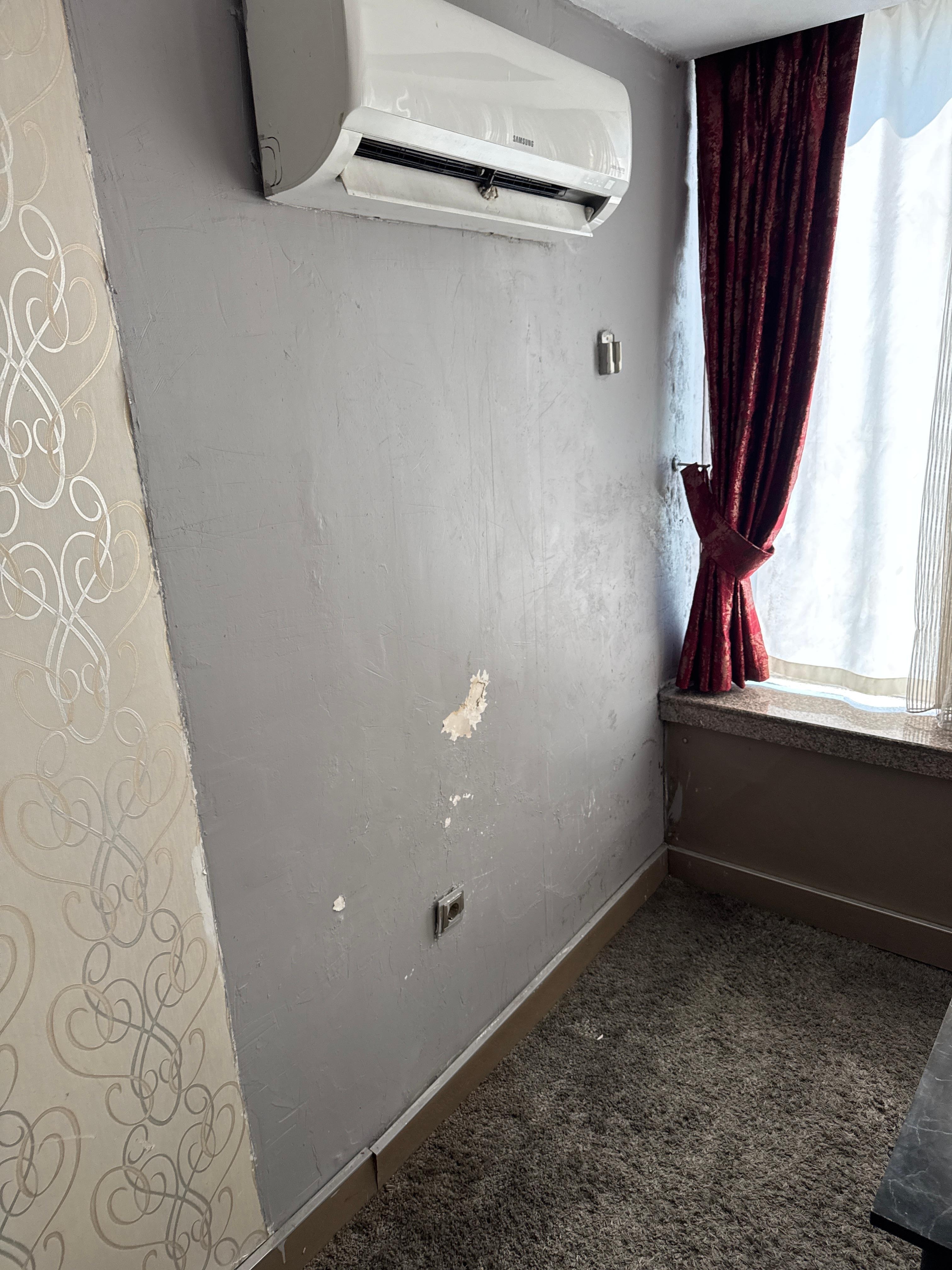 Klima su damlatıyor ve koku yapmış yerinden sökük priz