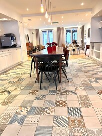 De mooie ontbijtruimte.