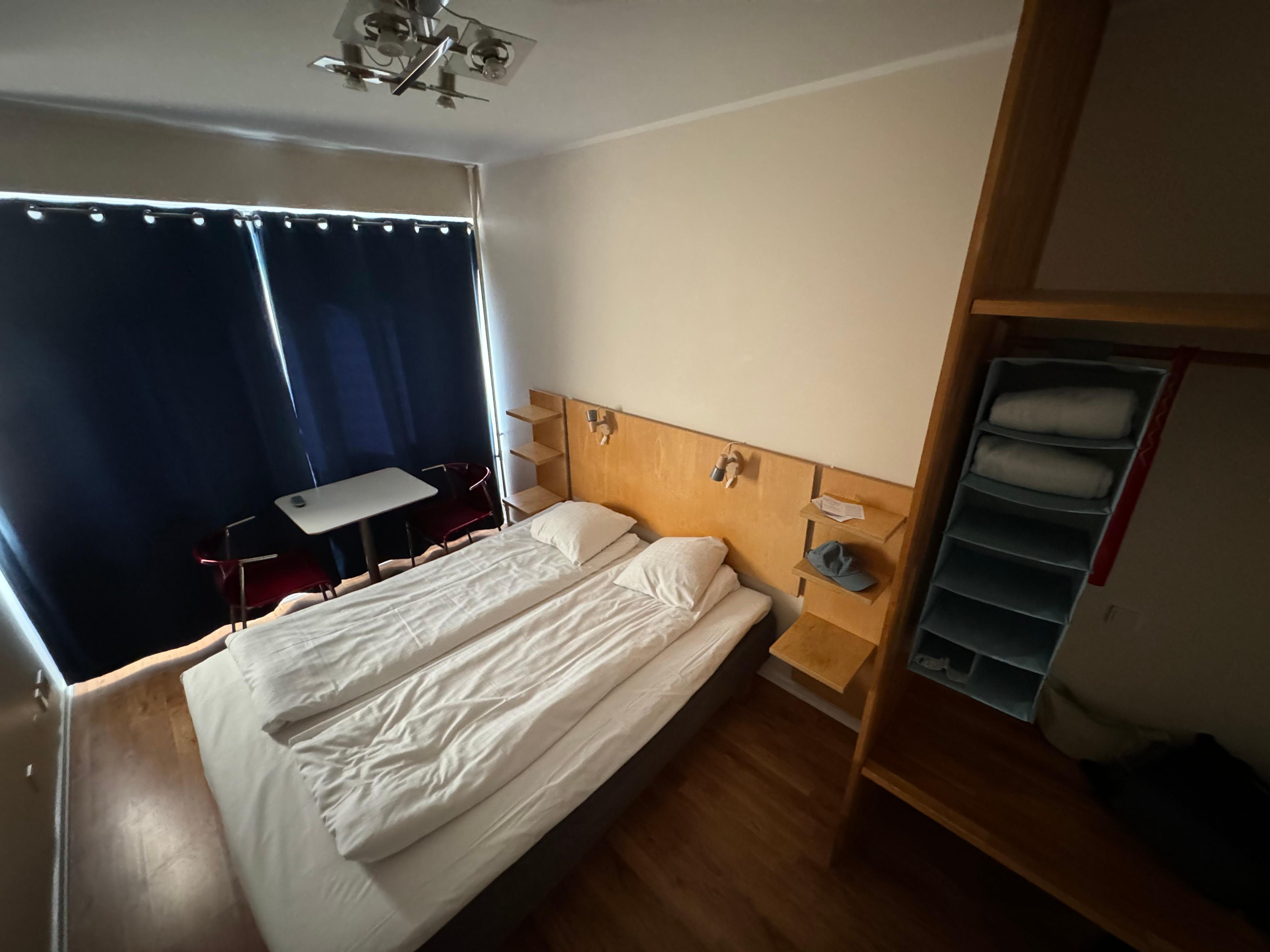 Double bedroom with sink