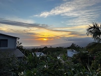 Le coucher de soleil depuis le balcon des hĂŽtes.