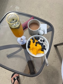 Breakfast poolside!