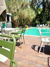 Uima-allas ja allasbaari avoinna klo 10-19.