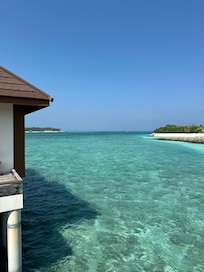 Vista da varanda da Overwater Pool Villa