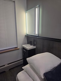 A little sink to freshen up in the morning or before bed. Towels, face cloth and shower mat provided since you share a bathroom. Plenty of clean bathrooms available between units. Great house keeping staff.