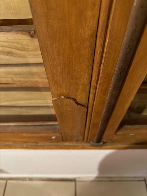 Room window broken, no locks: unsafe