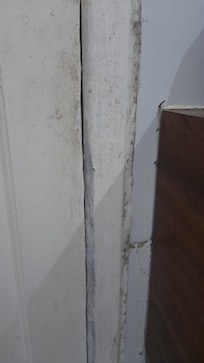 Porta do banheiro cheio de mofo