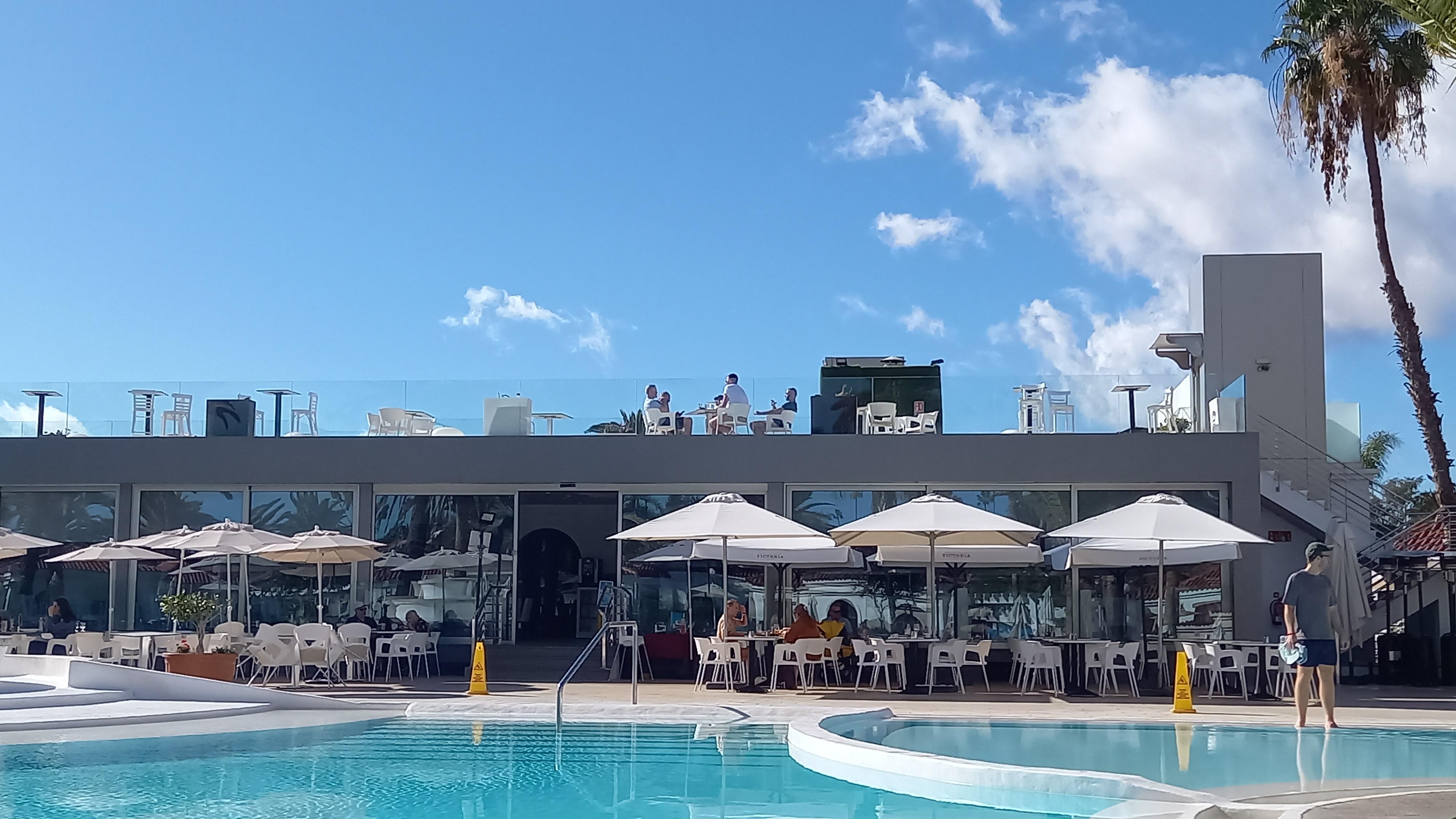 Piscine et restaurant