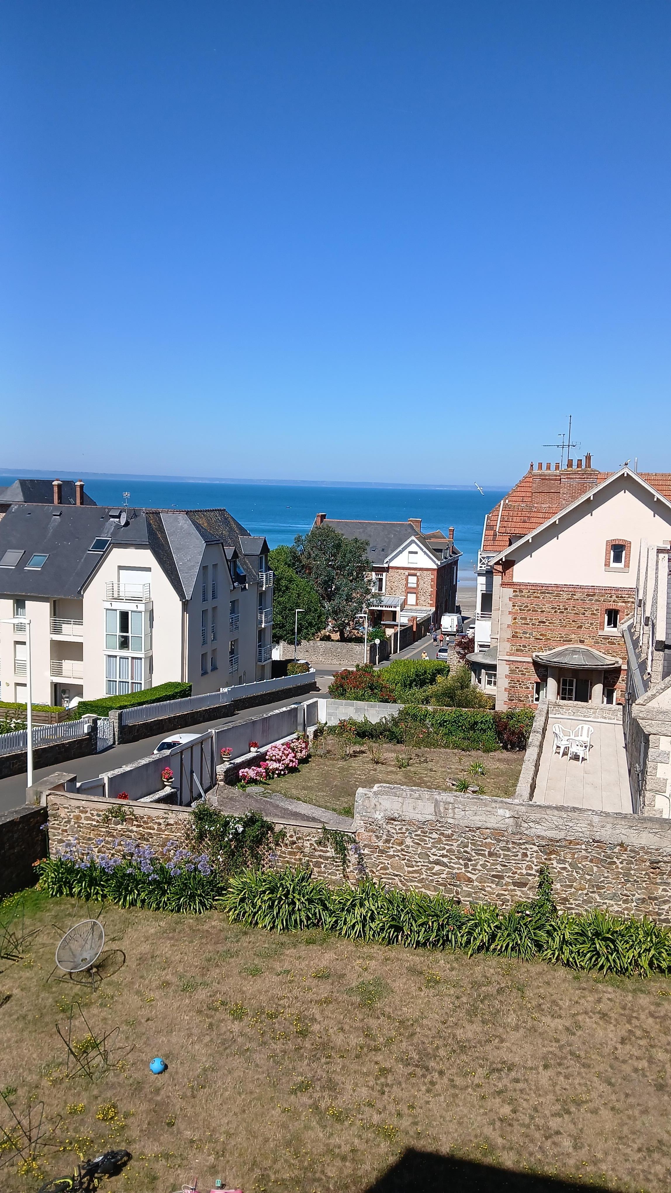 Terrasse du restaurant Les fines gueules au passage de la caravane du Tour de France. 