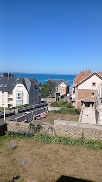 Terrasse du restaurant Les fines gueules au passage de la caravane du Tour de France.