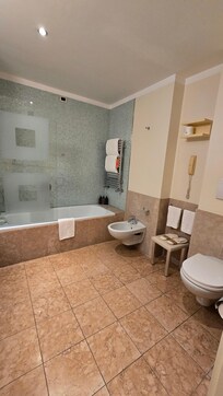 large bathroom with bathtub and bidet