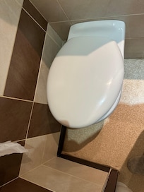 Toilettes coller au mur impossible de s’asseoir
