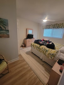 2nd bedroom w queen or full bed