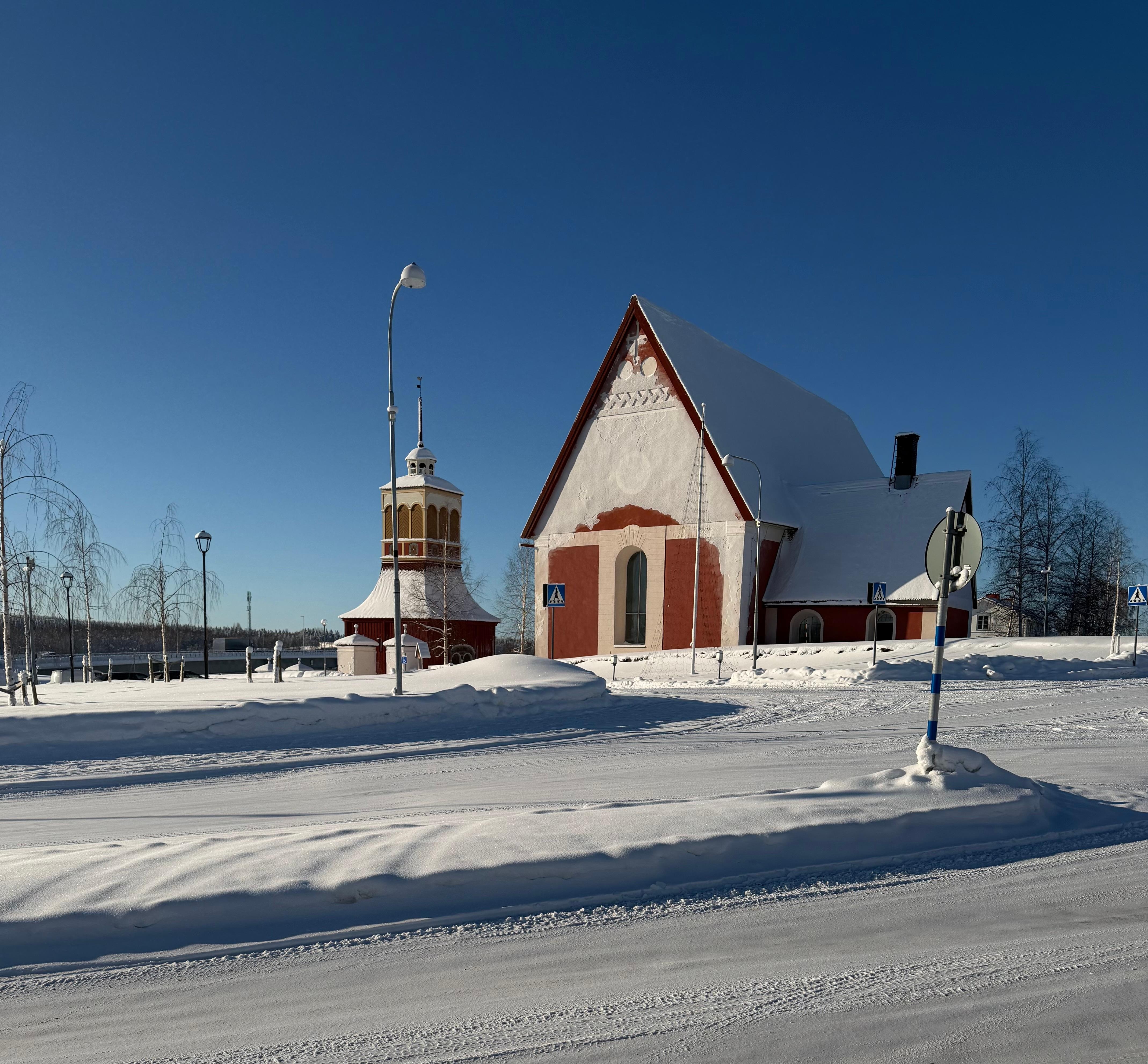 Magiskt vackert med denna fina kyrka som granne 