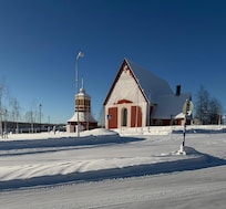 Magiskt vackert med denna fina kyrka som granne