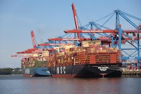 Wir hatten ein ruhiges Zimer im 5. Stock. Frühstück war sehr lecker und mit viel Auswahl. Die Bushaltestelle war direkt vor der Tür, U- und S-Bahnen 5 Minuten entfernt. Es war ein perfekter Aufenthalt, wir kommen gerne wieder.