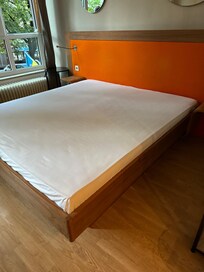 Dobbeltsengen. Uden sengetøj. Flyttet til køjesengene.