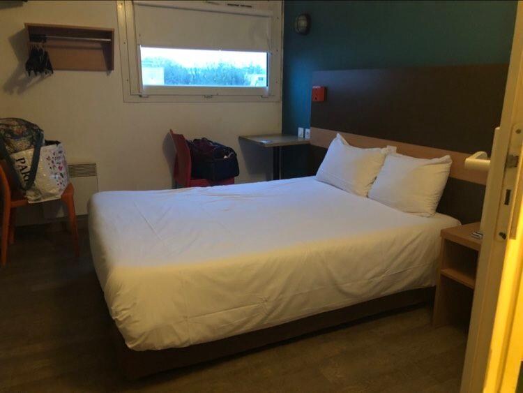  Chambre à l'éclairage insuffisant. Décoration triste et couleurs déprimantes! 