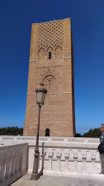 La tour Hassan II sous le bleu du ciel marocain.