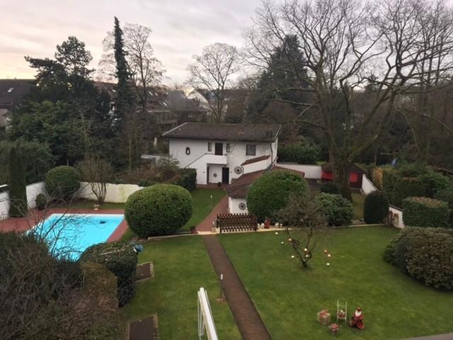 Uitzicht vanaf het ruime balkon