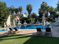 Lite innbydende bassengområde.