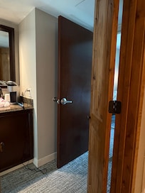 Fue la peor experiencia en este hotel porque mire un anuncio pero no era realidad eso cuarto sucio y baño tenía un mal olor todo el cuarto y les dije en recepción y no les importó aparte es horrible el parqueadero tienes que darles el carro porque no